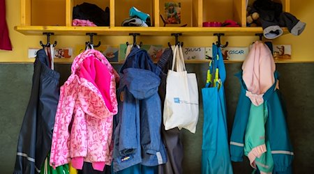 Jacken und Taschen hängen im Eingangsbereich in einem Kindergarten. / Foto: Monika Skolimowska/dpa-Zentralbild/dpa