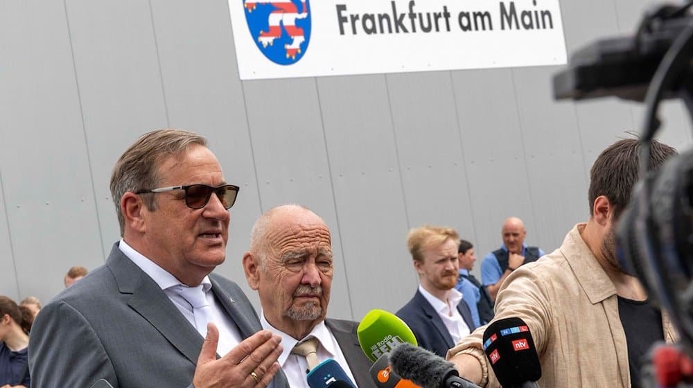 Anwalt Roman von Alvensleben (l) und Anwalt Hans-Otto Sieg, die Anwälte des Angeklagten Heinrich XIII. / Foto: Helmut Fricke/dpa