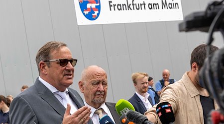 Anwalt Roman von Alvensleben (l) und Anwalt Hans-Otto Sieg, die Anwälte des Angeklagten Heinrich XIII. / Foto: Helmut Fricke/dpa