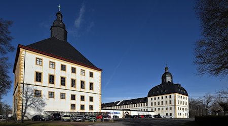 Die Sonne scheint über Schloss Friedenstein in Gotha. Die frühbarocke Anlage auf der geschleiften Burg Grimmenstein beteiligt sich ebenfalls an den Thüringer Schlössertagen. / Foto: Martin Schutt/dpa