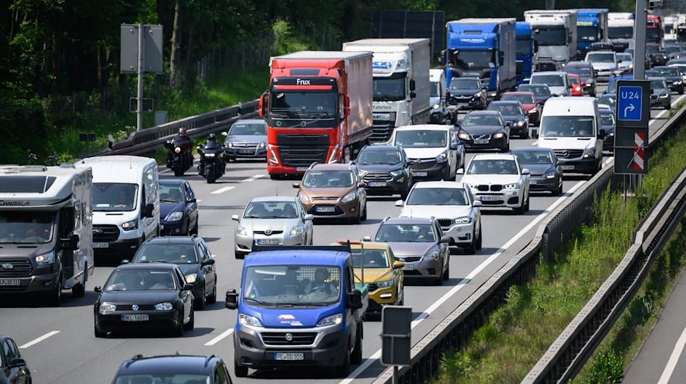 Autos und Lkw fahren über die Autobahn A2. / Foto: Julian Stratenschulte/dpa