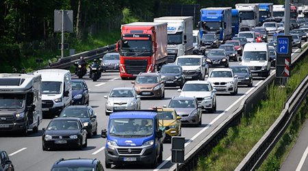Autos und Lkw fahren über die Autobahn A2. / Foto: Julian Stratenschulte/dpa
