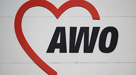 Das Logo der AWO, ein Wohlfahrtsverband in allen Bereichen sozialer Dienste. / Foto: Robert Michael/dpa