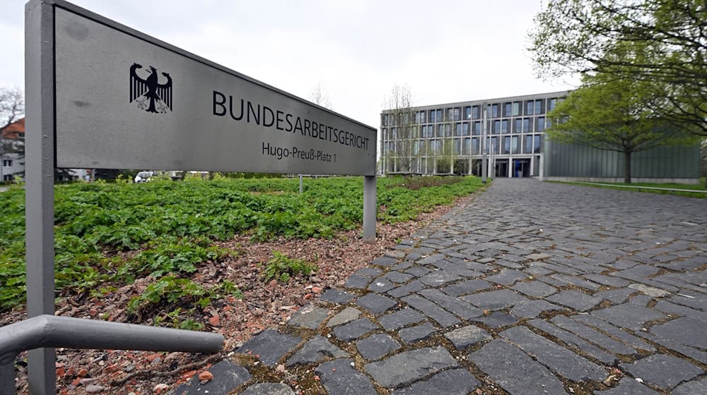 Ein Weg führt zum Eingang des Bundesarbeitsgerichts in Erfurt. / Foto: Martin Schutt/dpa