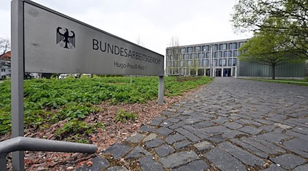 Ein Weg führt zum Eingang des Bundesarbeitsgerichts in Erfurt. / Foto: Martin Schutt/dpa