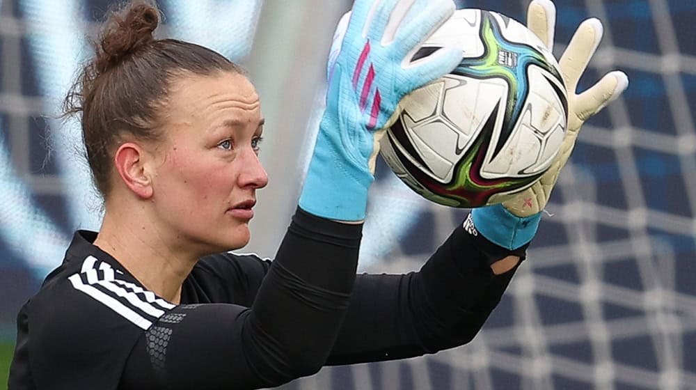 Deutschlands Torhüterin Almuth Schult hält einen Ball beim Abschlusstraining vor dem Spiel gegen Portugal. / Foto: Friso Gentsch/dpa/Archivbild