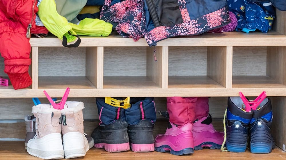 Eine Garderobe in einem Kindergarten. / Foto: Armin Weigel/dpa