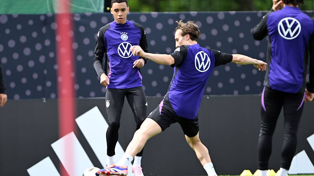 Deutschlands Jamal Musiala (l) und Rocco Reitz in Aktion während des Trainings. / Foto: Federico Gambarini/dpa