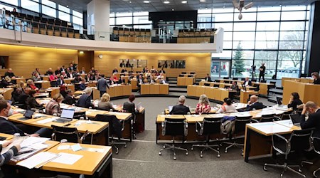 Blick in den Plenarsaal des Thüringer Landtags. / Foto: Bodo Schackow/dpa