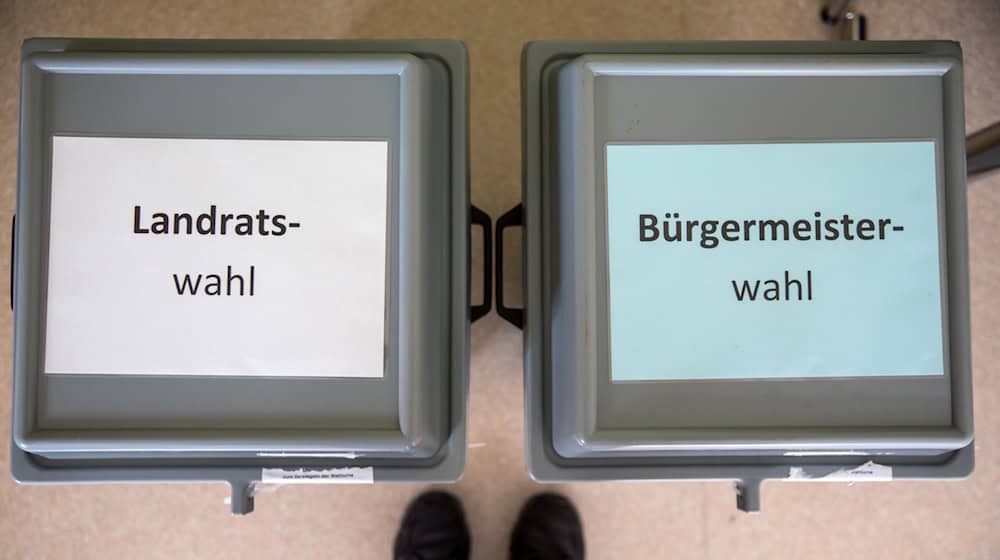 Zettel mit der Aufschrift «Landratswahl» und «Bürgermeisterwahl» liegen auf den Wahlurnen. / Foto: arifoto UG/dpa-Zentralbild/dpa