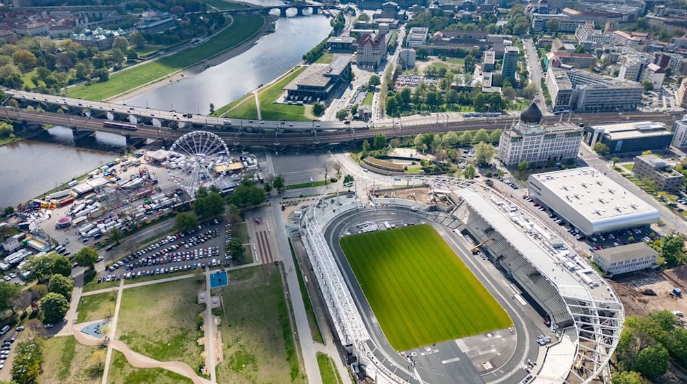 Sonne scheint auf die Baustelle des Heinz-Steyer-Stadions im Sportpark Ostra. / Foto: Robert Michael/dpa