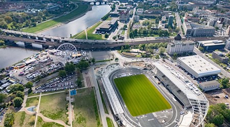 Sonne scheint auf die Baustelle des Heinz-Steyer-Stadions im Sportpark Ostra. / Foto: Robert Michael/dpa