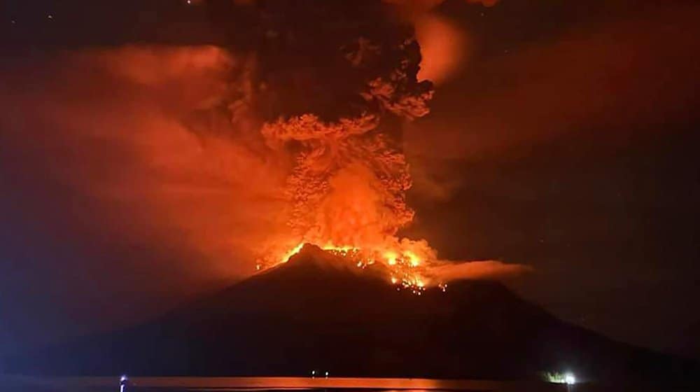 Auf diesem von der regionalen Katastrophenschutzbehörde Sitaro (BPBD Sitaro) veröffentlichten Foto glüht Lava im Krater des Vulkans Ruang, als dieser auf den Sanguine-Inseln in Indonesien ausbricht. / Foto: Uncredited/BPBD Sitaro/AP/dpa