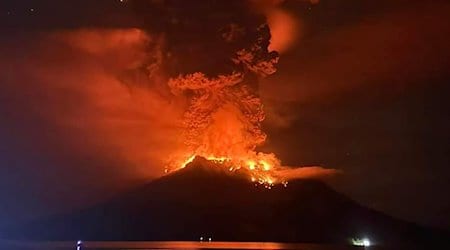 Auf diesem von der regionalen Katastrophenschutzbehörde Sitaro (BPBD Sitaro) veröffentlichten Foto glüht Lava im Krater des Vulkans Ruang, als dieser auf den Sanguine-Inseln in Indonesien ausbricht. / Foto: Uncredited/BPBD Sitaro/AP/dpa