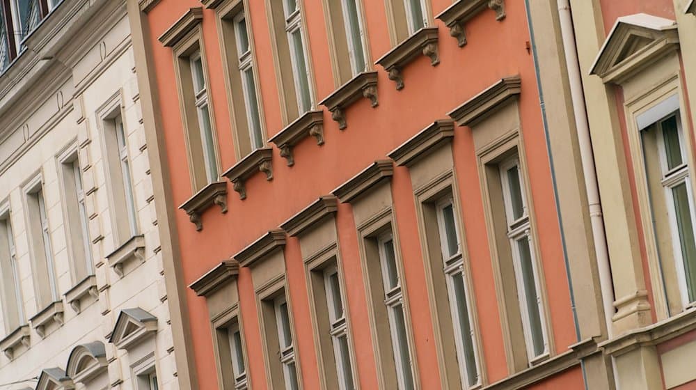 Blick auf die Fassaden von Wohnhäusern. / Foto: Nicolas Armer/dpa/Symbolbild