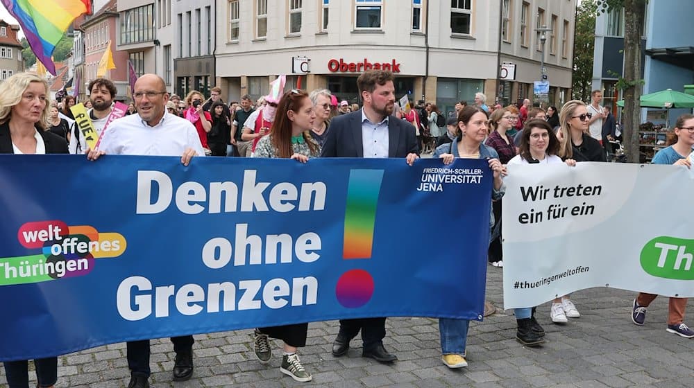 «Denken ohne Grenzen» steht auf einem Plakat von Teilnehmern einer Demonstration unter dem Motto «Demokratie verteidigen» der Initiative «Jena solidarisch», die durch die Innenstadt laufen. / Foto: Bodo Schackow/dpa