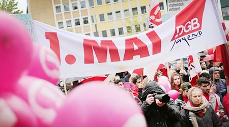 Ein Banner mit der Aufschrift "1. Mai DGB-Jugend" ist bei der damaligen zentralen Mai-Kundgebung des Deutschen Gewerkschaftsbundes (DGB) zu sehen. / Foto: Ina Fassbender/dpa/Archivbild