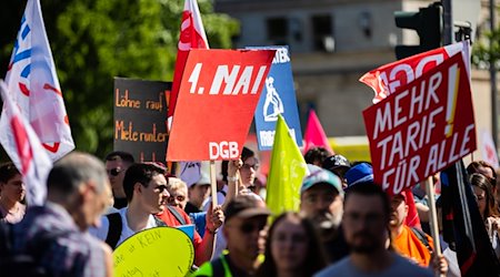 Die Demonstration des DGB (Deutscher Gewerkschaftsbund) zum 1. Mai unter dem Motto «Mehr Lohn, mehr Freizeit, mehr Sicherheit» startet an der Karl-Marx-Allee - Karl-Marx-Allee. / Foto: Christoph Soeder/dpa