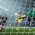 Dortmunds Mats Hummels (M) erzielt das Tor zum 0:1 gegen Torhüter Gianluigi Donnarumma (r) von PSG. / Foto: Franck Fife/AFP/dpa