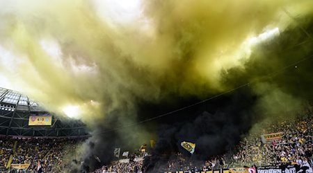 Dynamos-Fans im K-Block zünden Pyrotechnik. / Foto: Robert Michael/dpa