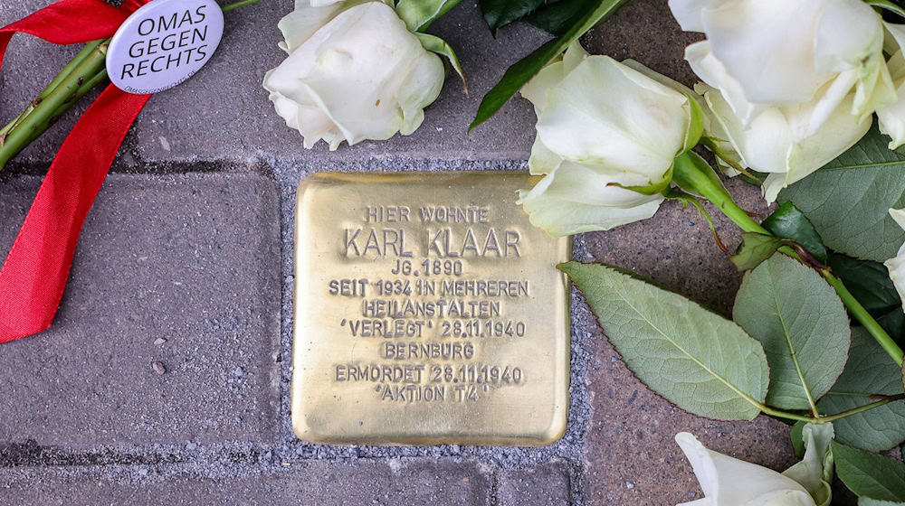 Rosen liegen neben Erfurts erstem Stolperstein. / Foto: Jan Woitas/dpa