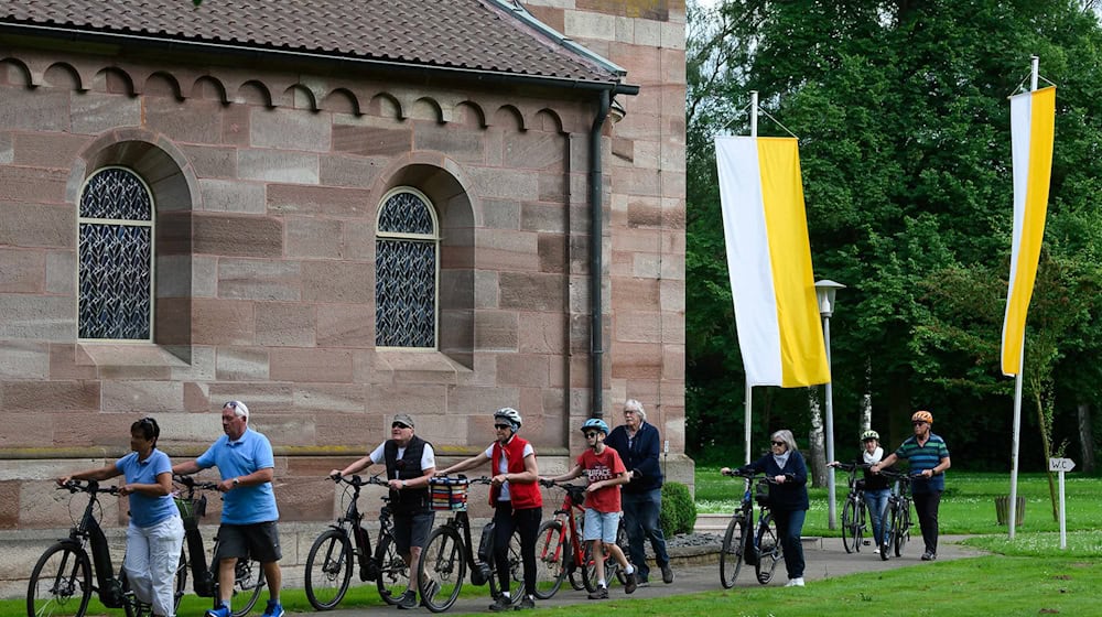 Radfahrer kommen zur Fahrradwallfahrt am Wallfahrtsort "Maria in der Wiese" im niedersächsischen Eichsfeld. / Foto: Swen Pförtner/dpa