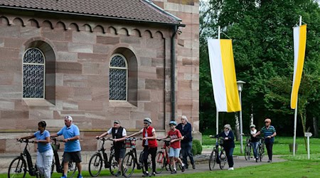 Radfahrer kommen zur Fahrradwallfahrt am Wallfahrtsort "Maria in der Wiese" im niedersächsischen Eichsfeld. / Foto: Swen Pförtner/dpa