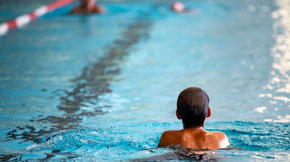 Ein Kind schwimmt in einem Schwimmbad. / Foto: Fabian Sommer/dpa/Symbolbild