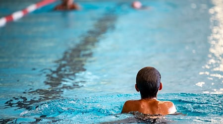 Ein Kind schwimmt in einem Schwimmbad. / Foto: Fabian Sommer/dpa/Symbolbild