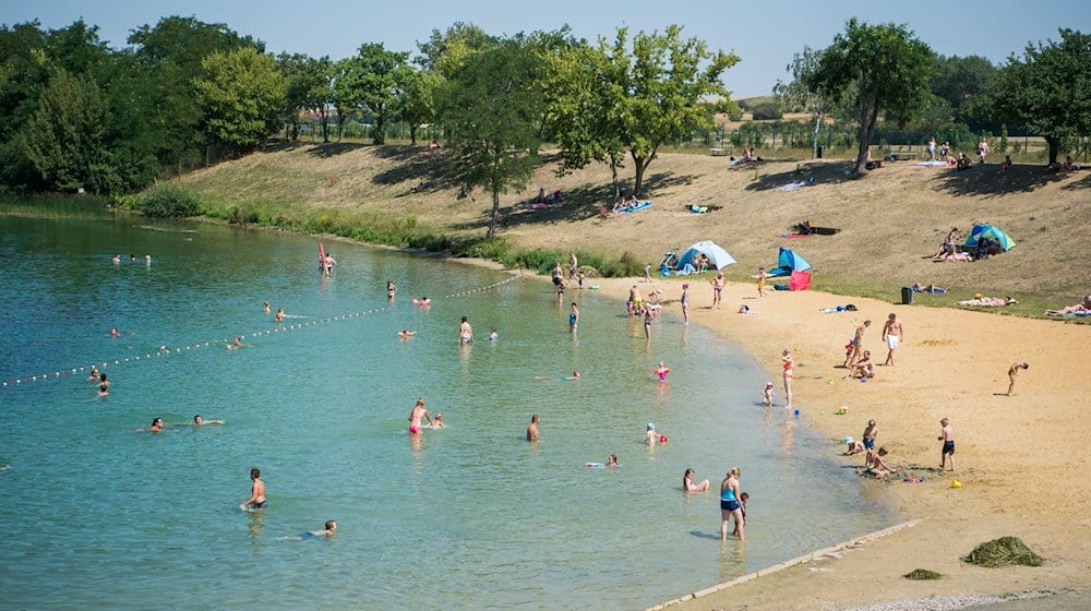 Badegäste genießen einen heißen Tag am Erfurter Norstrand. / Foto: Arne Immanuel Bänsch/dpa