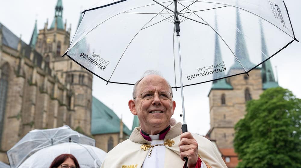Ulrich Neymeyr, Bischof von Erfurt, steht vor dem Fronleichnams-Gottesdienst zum 103. Deutschen Katholikentag auf dem Domplatz Erfurt. / Foto: Hendrik Schmidt/dpa