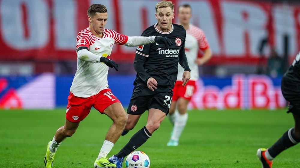 Leipzigs Spieler Christoph Baumgartner (l) und Frankfurts Donny van de Beek im Duell. Am Samstag treffen beide Teams erneut aufeinander. / Foto: Jan Woitas/dpa