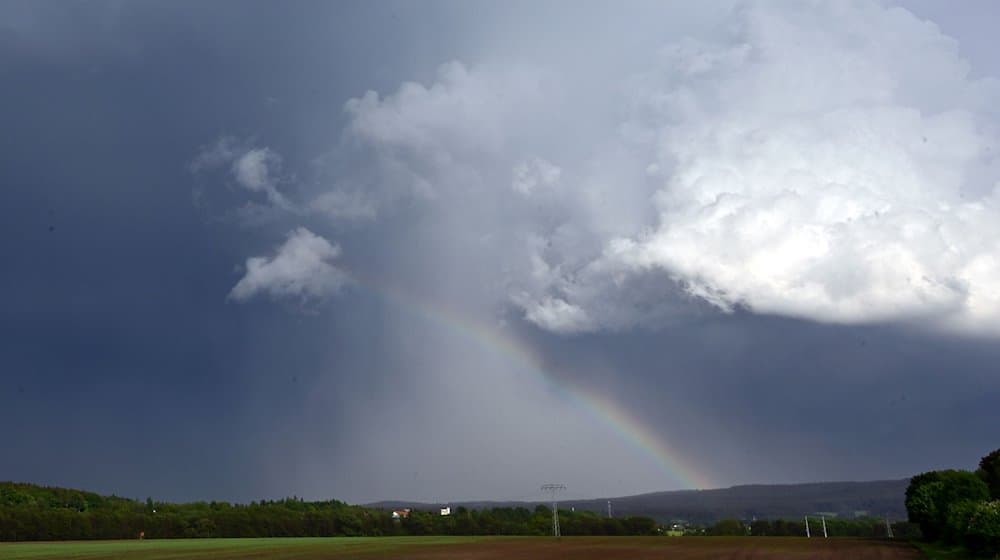 Ein Regenbogen bildet sich vor dunklen Wolken. In Thüringen sind am Dienstag Gewitter und Starkregen möglich. / Foto: Martin Schutt/dpa