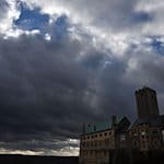 Wolken ziehen über die Wartburg bei Eisenach. / Foto: Martin Schutt/dpa