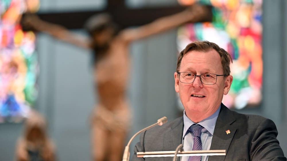 Bodo Ramelow (Die Linke), Ministerpräsident von Thüringen, spricht zur Eröffnung des Themenjahrs "Welt übersetzen" in der Georgenkirche. / Foto: Martin Schutt/dpa-Zentralbild/dpa