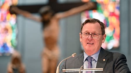 Bodo Ramelow (Die Linke), Ministerpräsident von Thüringen, spricht zur Eröffnung des Themenjahrs "Welt übersetzen" in der Georgenkirche. / Foto: Martin Schutt/dpa-Zentralbild/dpa