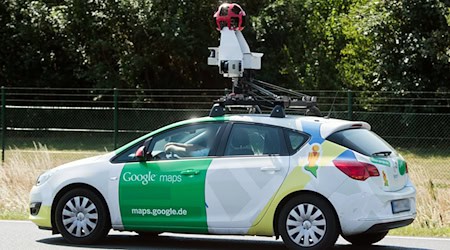 Ein Fahrzeug von Google Maps mit einer 360-Grad Kamera auf dem Dach fährt über die Autobahn A2 bei Hannover. / Foto: Julian Stratenschulte/dpa