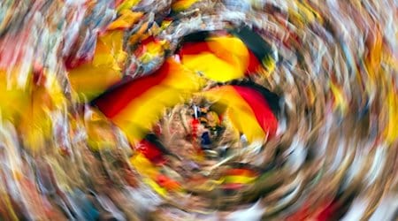 Mit riesiger Freude schwenken Deutschland-Fans beim Public Viewin ihre Fahnen. / Foto: Arno Burgi/dpa-Zentralbild/dpa/Archivbild