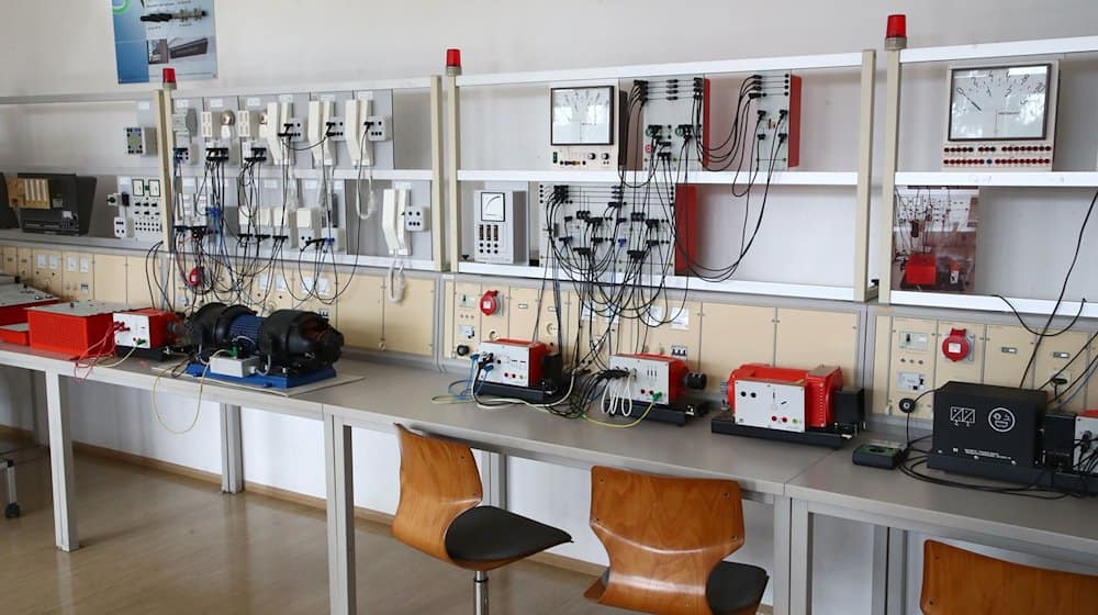 Technische Geräte stehen in einem Ausbildungsraum in der Staatlichen Berufsbildenden Schule in Sonneberg. / Foto: Bodo Schackow/dpa-Zentralbild/dpa