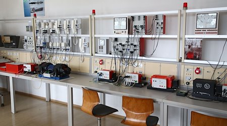 Technische Geräte stehen in einem Ausbildungsraum in der Staatlichen Berufsbildenden Schule in Sonneberg. / Foto: Bodo Schackow/dpa-Zentralbild/dpa