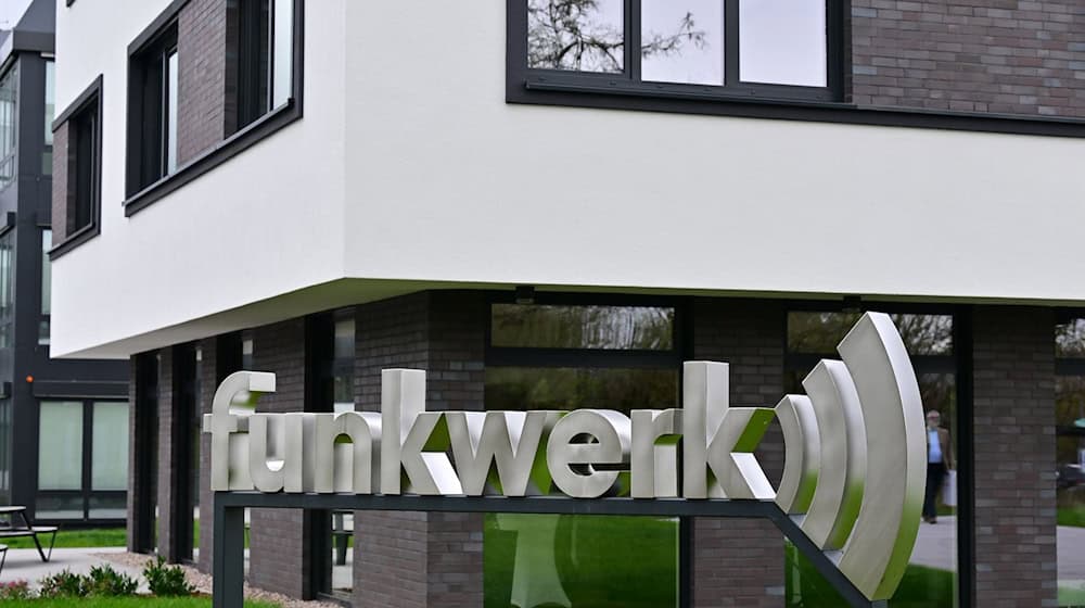 Das Funkwerk-Logo ist vor einem Neubau der Funkwerk Systems GmbH zu sehen. / Foto: Martin Schutt/dpa