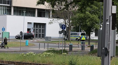 Ein Polizeifahrzeug steht vor dem Helios Klinikum. / Foto: Bodo Schackow/dpa