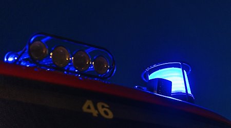 Ein Blaulicht leuchtet auf einem Feuerwehrfahrzeug. / Foto: Philipp von Ditfurth/dpa/Symbolbild