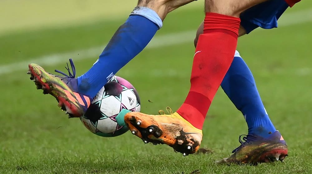 Zwei Fußballspieler kämpfen um den Ball. / Foto: Uli Deck/dpa/Symbolbild