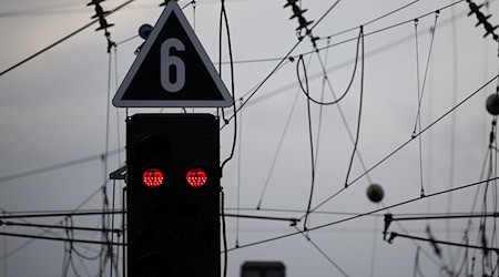 Ein Signallicht für Züge zeigt rot. / Foto: Sebastian Gollnow/dpa/Symbolbild