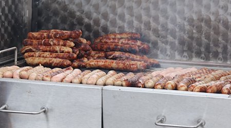 Bratwürste liegen auf einem Holzkohlegrill. / Foto: Bodo Schackow/dpa