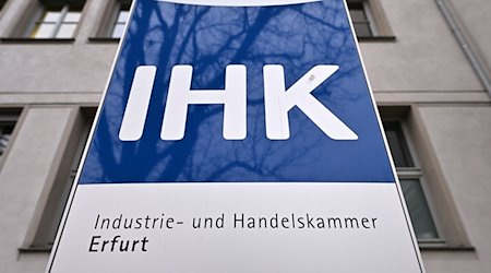 «IHK» steht auf dem Schild vor dem Haus der Industrie- und Handelskammer Erfurt. / Foto: Martin Schutt/dpa
