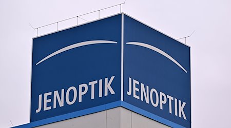 Das Logo des Technologie-Konzerns Jenoptik ist auf dem Dach einer Betriebsstätte angebracht. / Foto: Martin Schutt/dpa