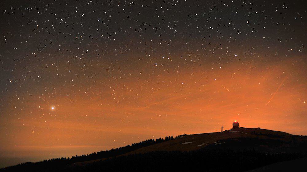 Die Nachtaufnahme zeigt unter einem Sternenhimmel die Radarstation auf der Wasserkuppe. / Foto: Arnulf Müller/dpa/Archivbild