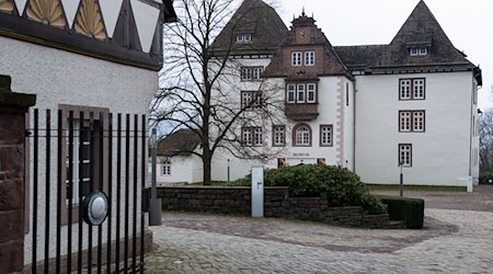 Außenansicht von der Schlossanlage der Porzellanmanufaktur Fürstenberg an der Weser. Das Schlossensemble beherbergt das einzige Porzellanmuseum Norddeutschlands. / Foto: Swen Pförtner/dpa